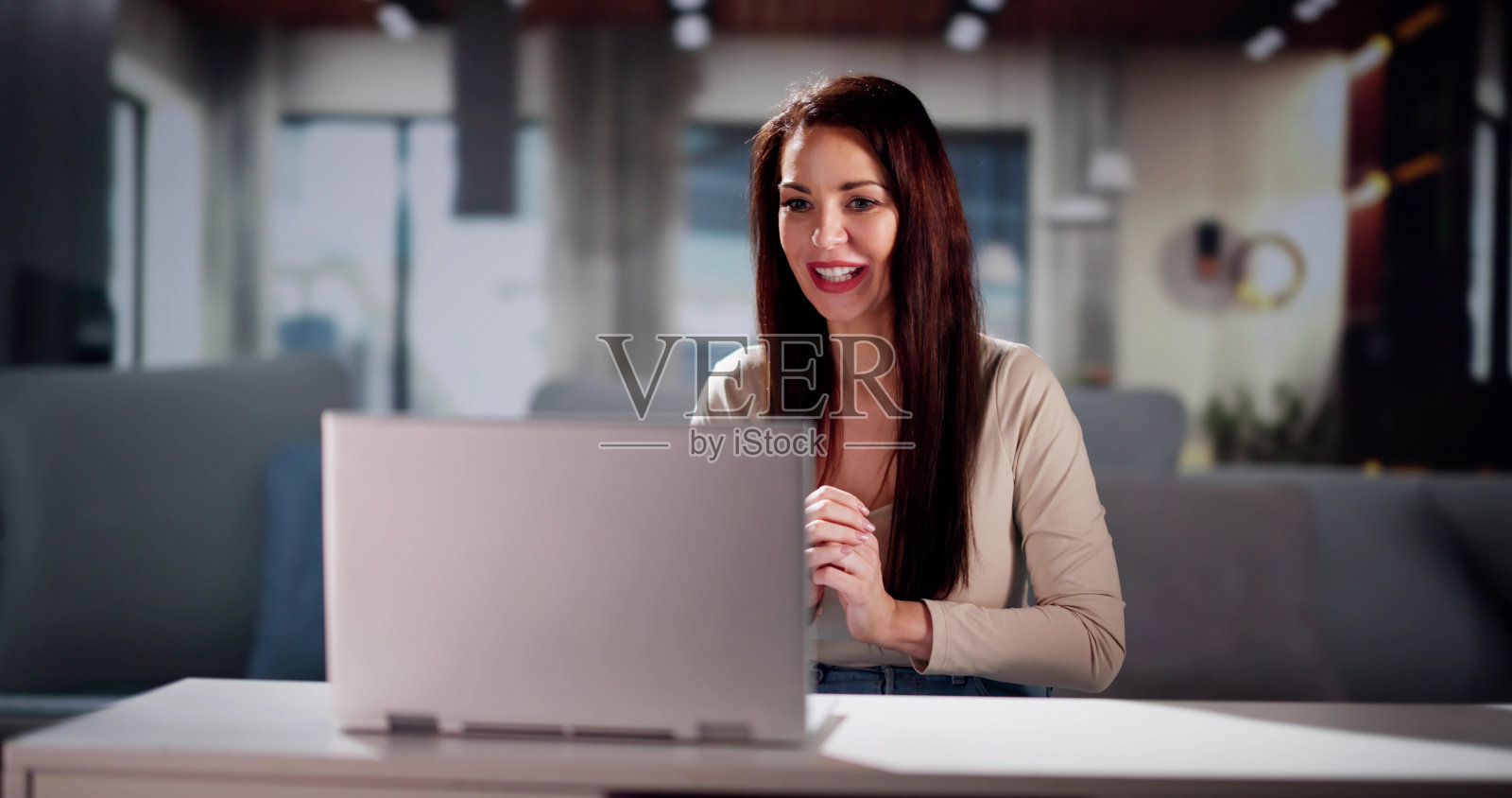 在线远程网络会议呼叫中的女性照片摄影图片