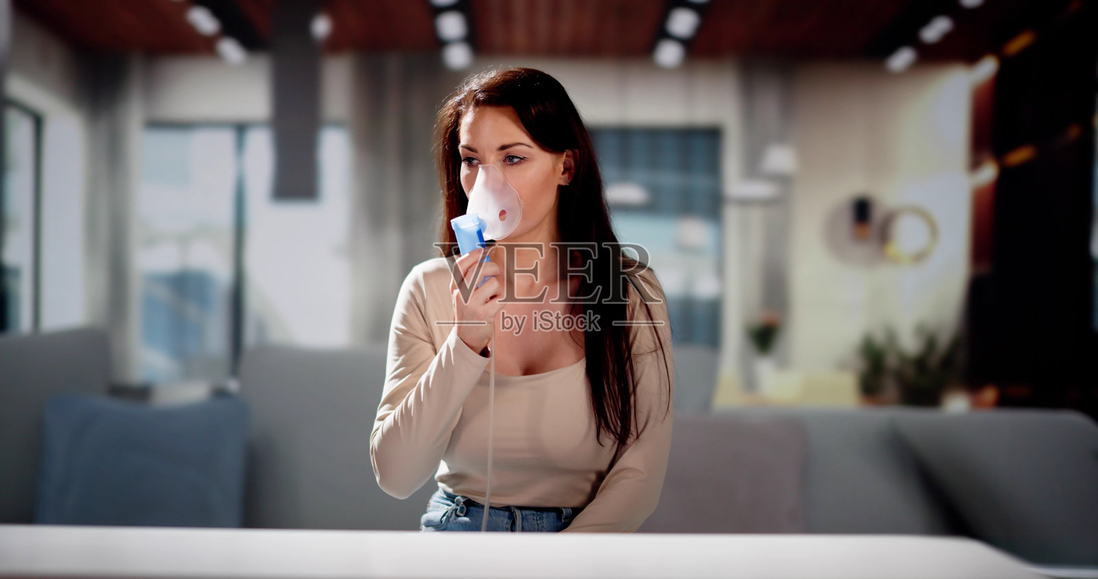 哮喘患者使用氧气面罩呼吸照片摄影图片