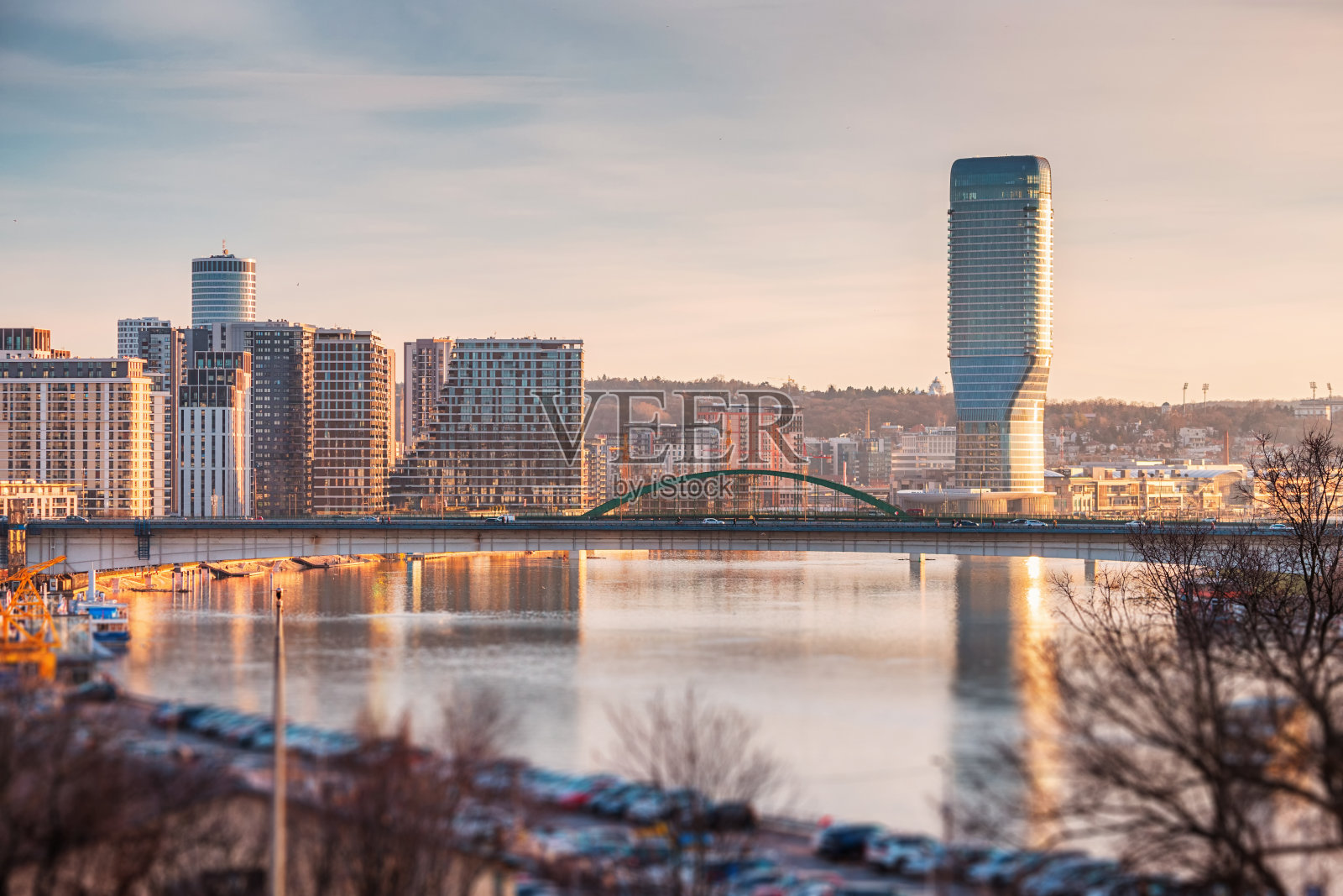 贝尔格莱德的建筑之美和库拉塔，日落时的标志性地标，具有倾斜偏移模糊效果照片摄影图片