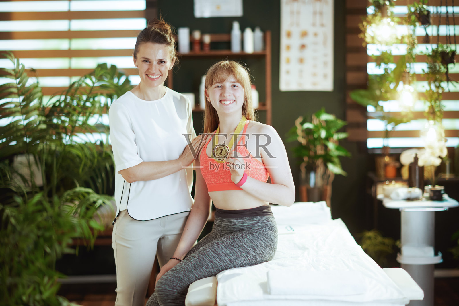 快乐女医疗按摩师在按摩柜照片摄影图片