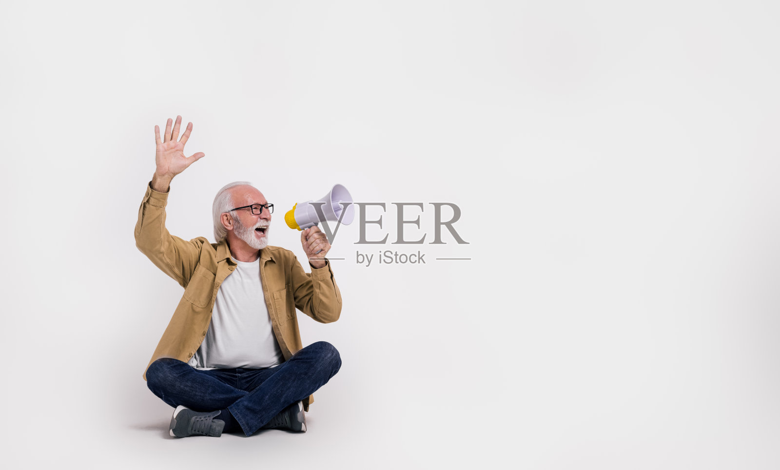 一位资深商人举起手，对着扩音器尖叫，目光转向白色背景照片摄影图片