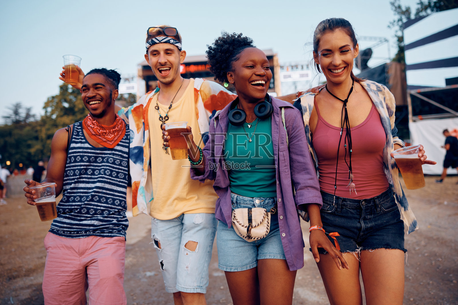 一群快乐的人在夏季音乐节上玩得很开心。照片摄影图片