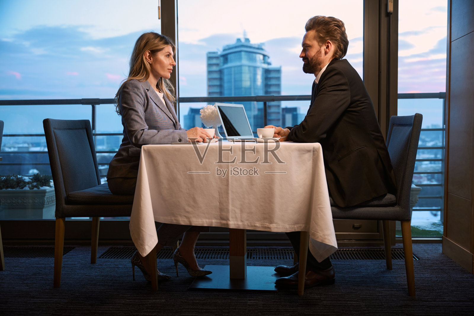 优雅的夫妇边喝咖啡边讨论商业项目照片摄影图片