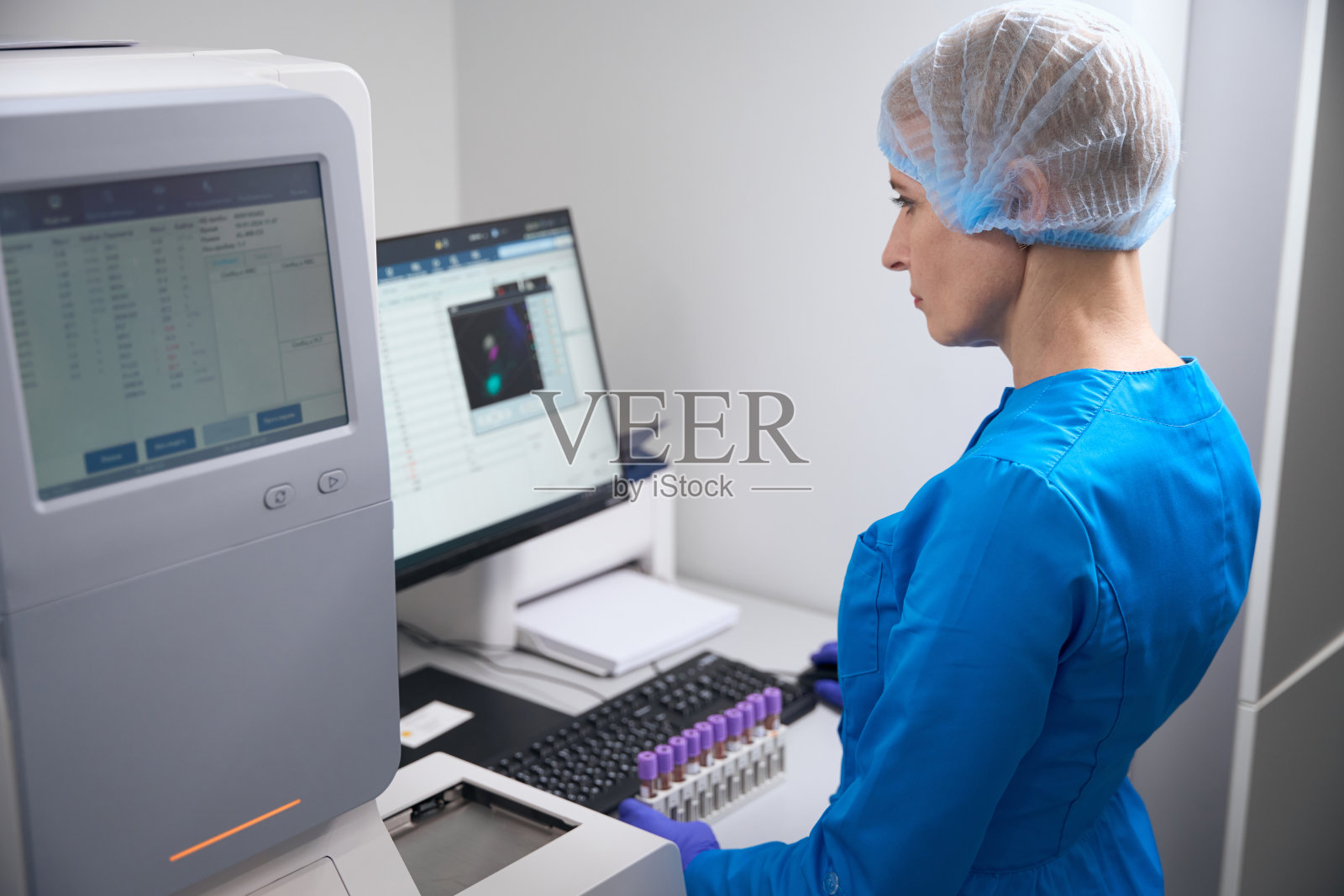 在工作场所穿制服的女人照片摄影图片