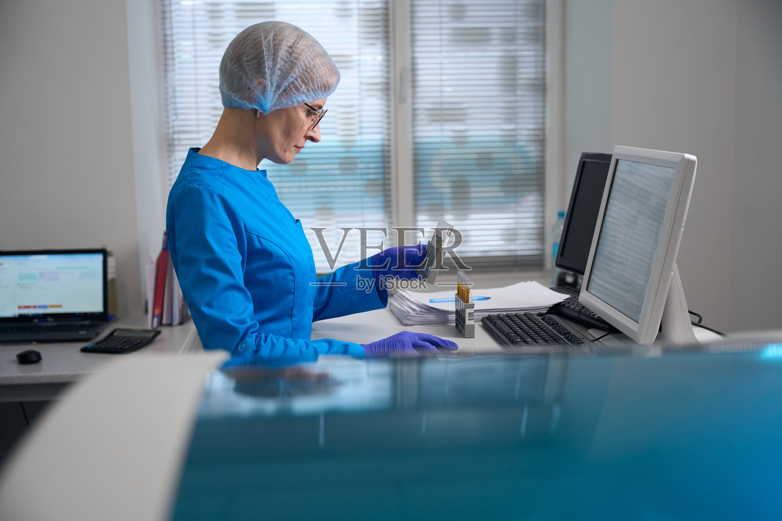 实验室助理将尿样数据录入数据库照片摄影图片