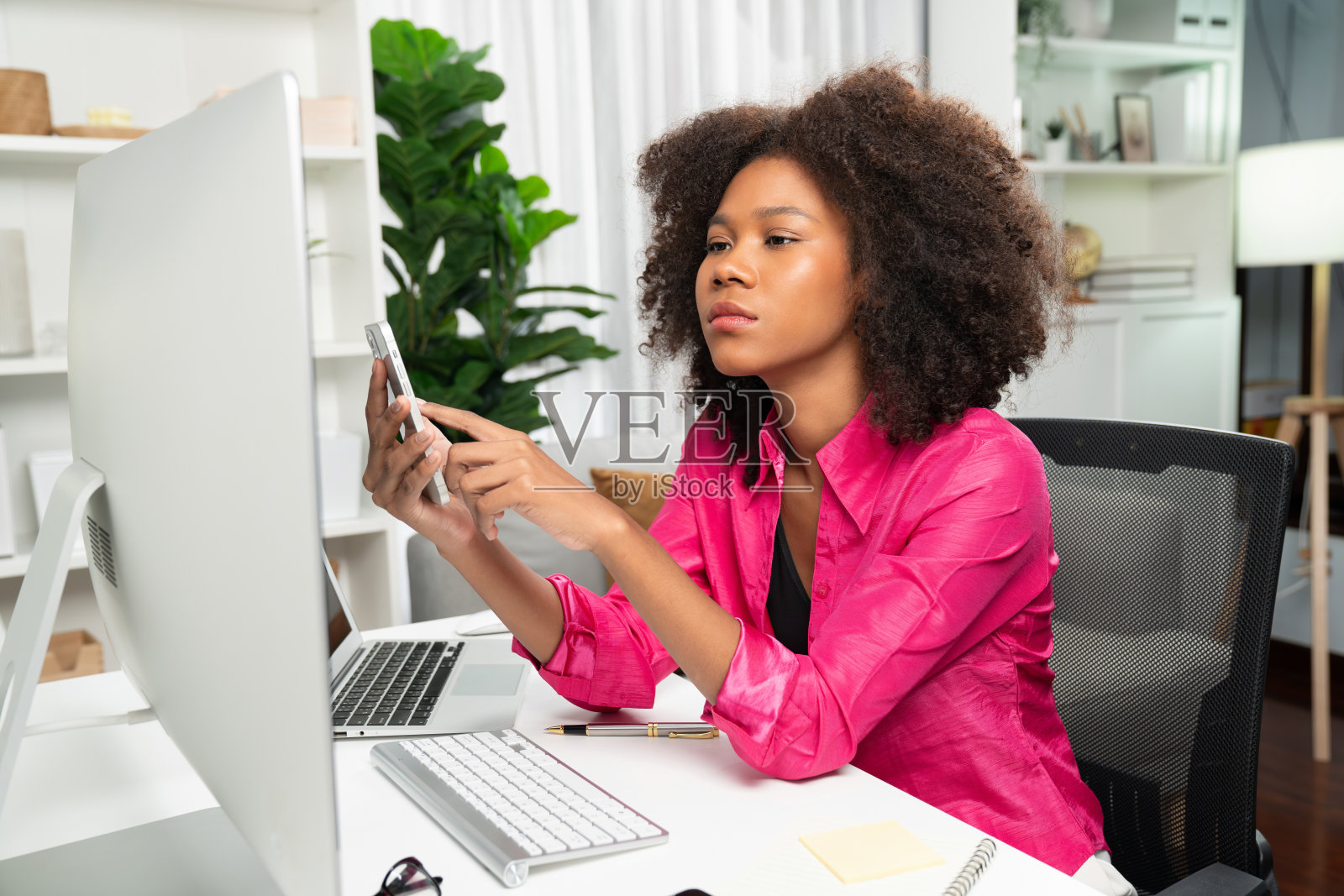 年轻的非洲女商人专注于屏幕显示器项目。热门人物。照片摄影图片