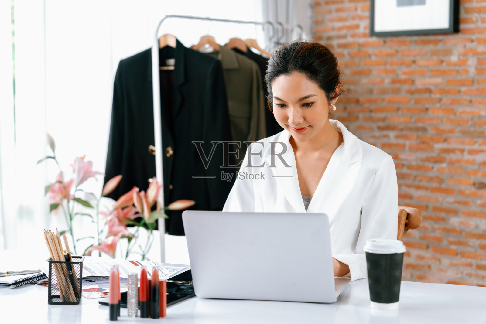 在最偏远的办公室工作的网上卖家女商人。照片摄影图片