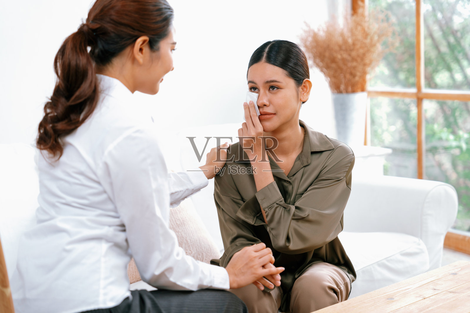 患有创伤后应激障碍的妇女在心理医生处接受心理治疗照片摄影图片