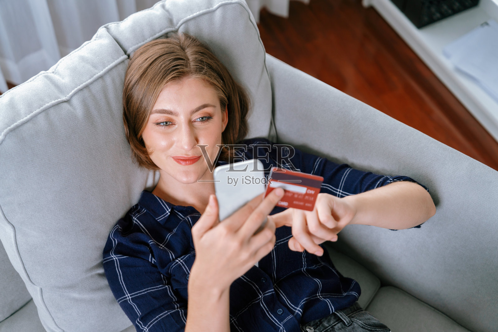 年轻快乐的女人在网上购物，最安全照片摄影图片