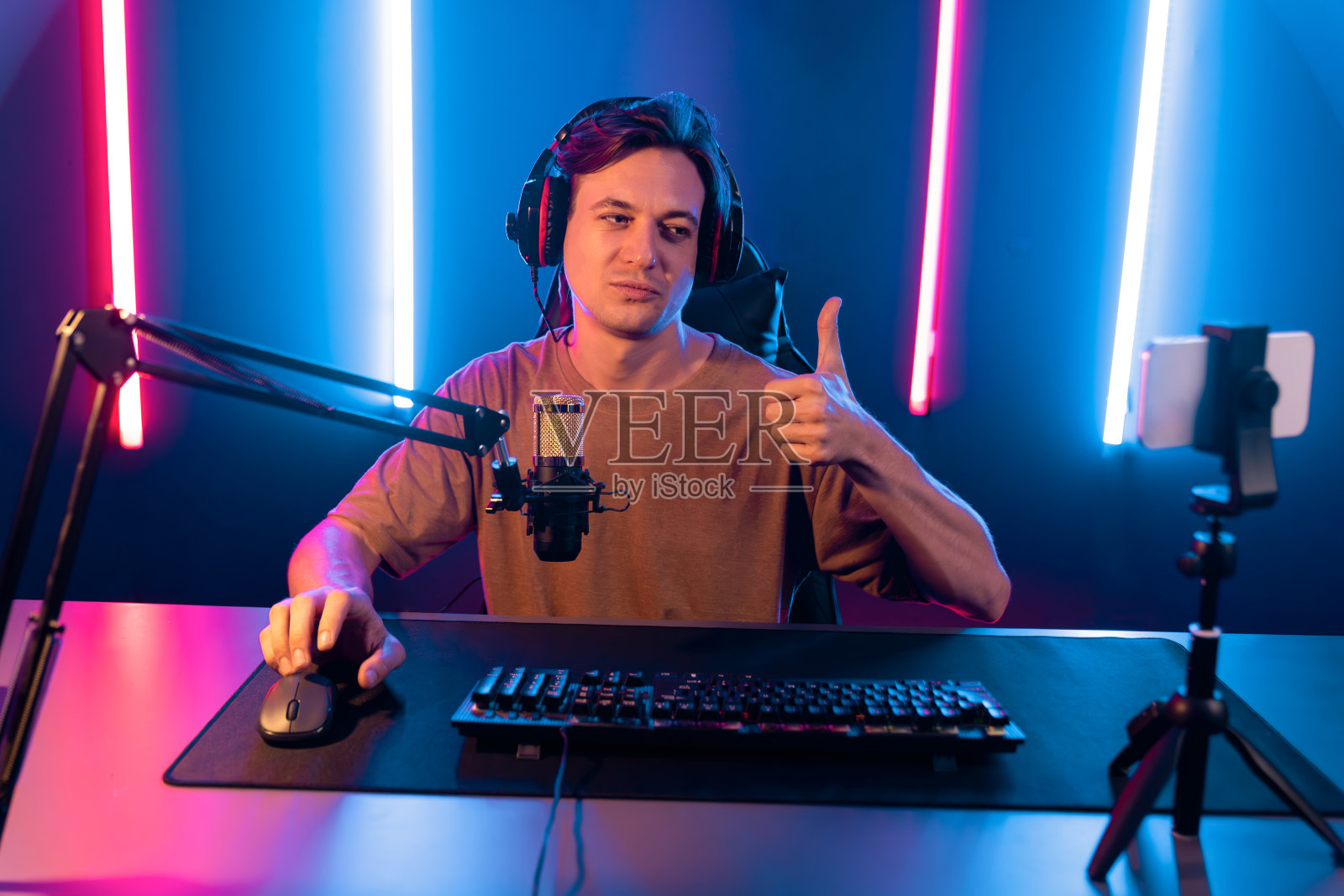 通过智能手机在媒体社交网络上直播。金钱。照片摄影图片