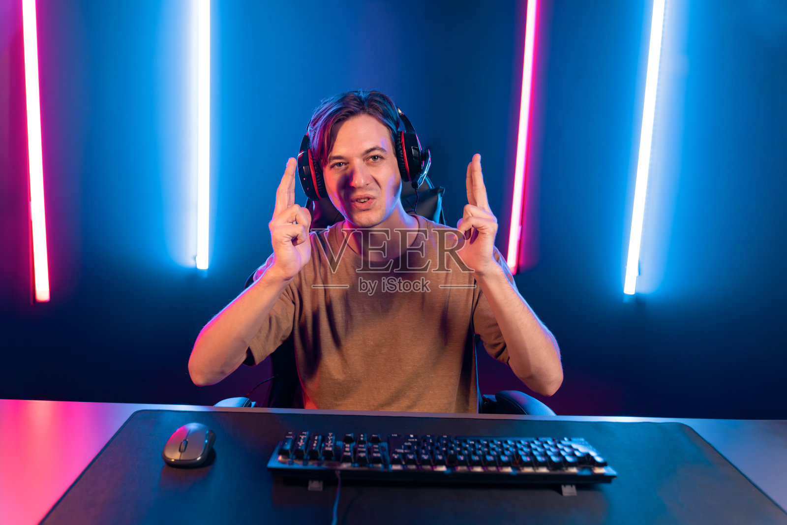 智能主播主持频道玩网络游戏成为赢家。金钱。照片摄影图片