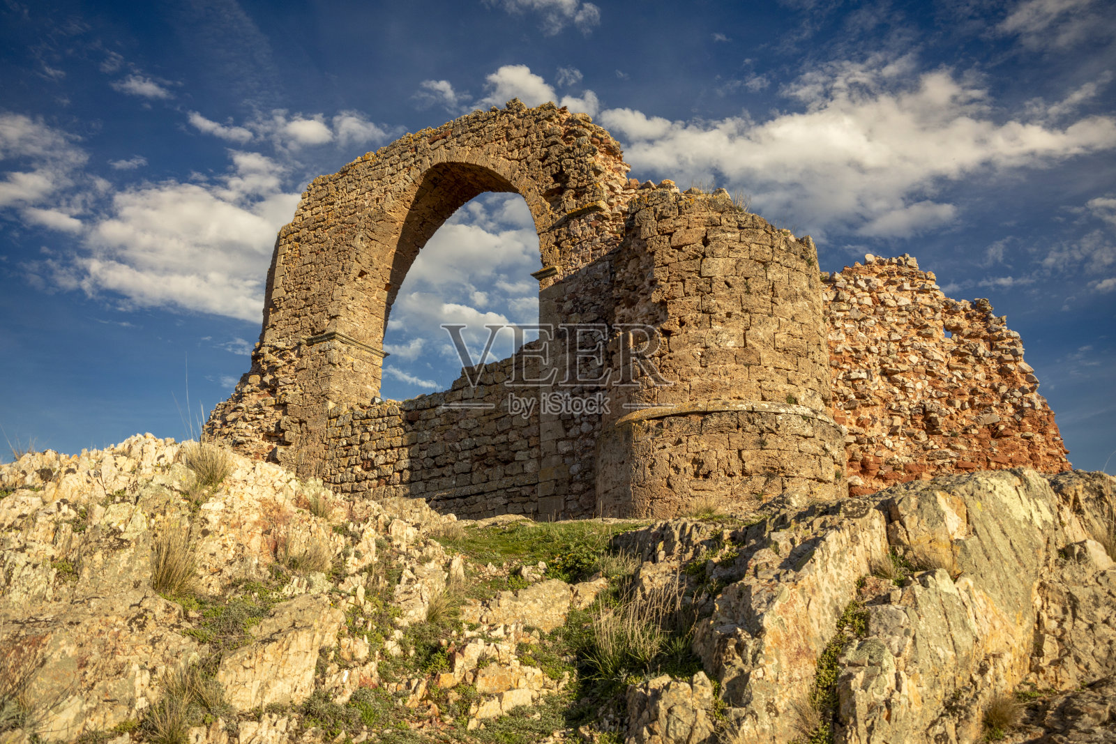 西班牙卡斯蒂利亚拉曼查的阿尔卡拉斯，阿尔巴塞特的旧渡槽遗址照片摄影图片
