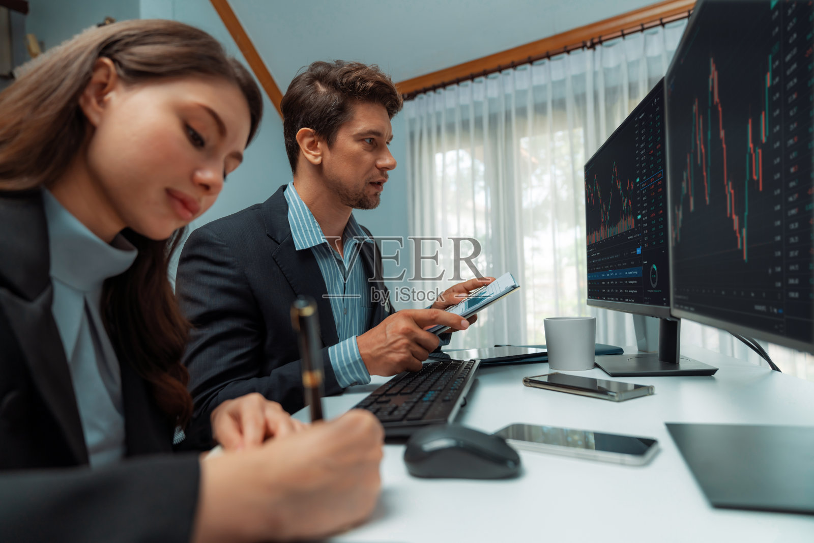 两个商人咨询股票市场，同事注意到。假设。照片摄影图片