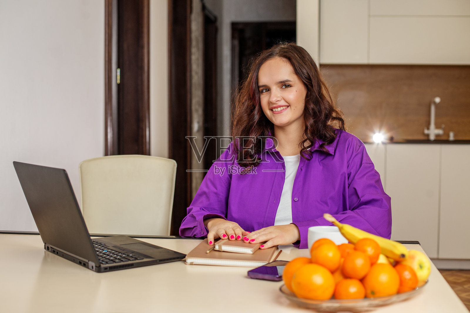 专门的学生在家里用笔记本电脑学习照片摄影图片