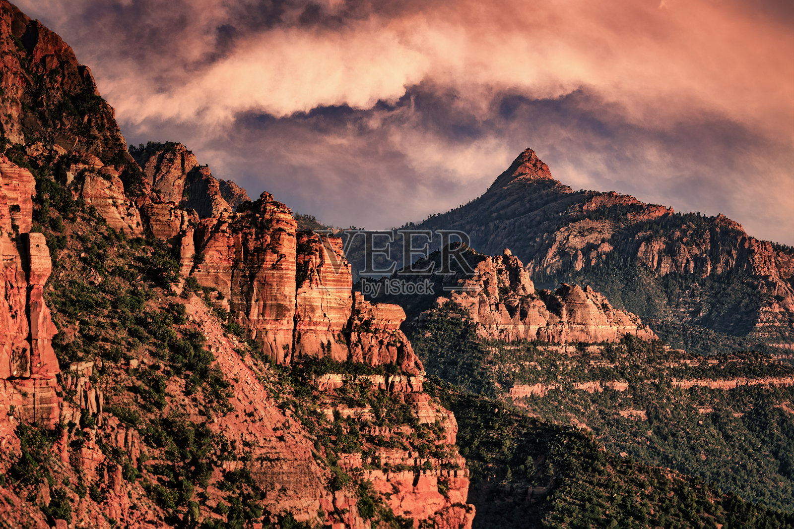 日落时分，犹他州锡安国家公园的科洛布峡谷照片摄影图片