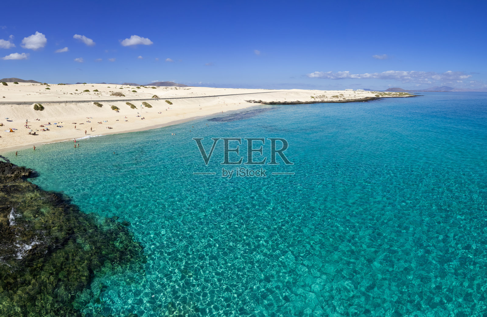 富埃特文图拉北部海岸公路的高空鸟瞰图，俯瞰着自然公园的沙丘上的科拉雷霍，经过普拉亚德尔莫罗和大普拉亚加那利群岛，西班牙照片摄影图片