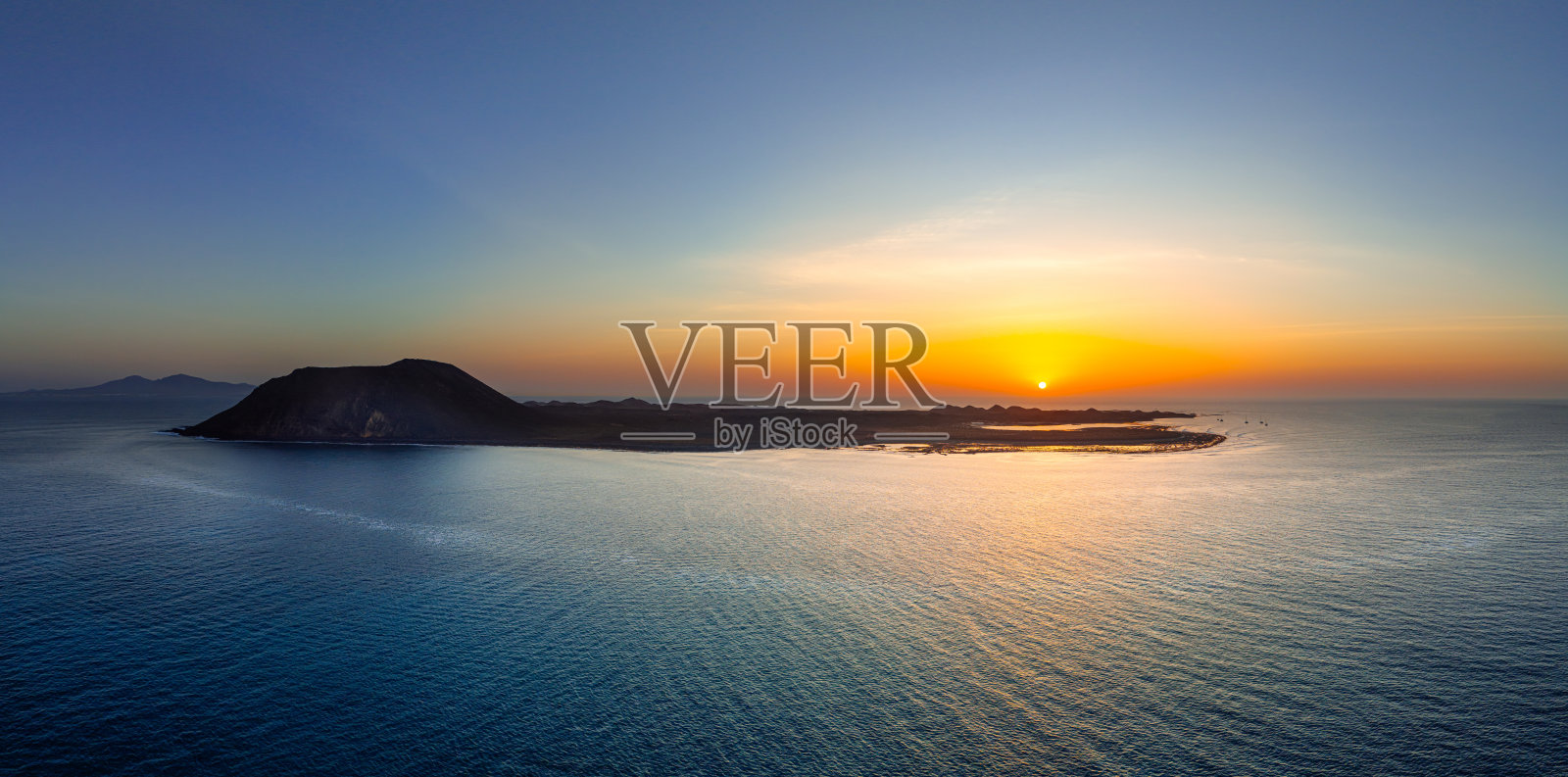 西班牙加那利群岛富埃特文图拉科拉雷霍附近的火山岛洛博斯岛，壮观的黄金时刻日出照片摄影图片