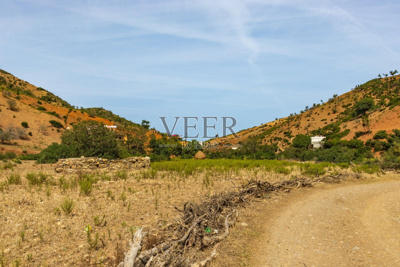 摩洛哥北部阿兹拉和得土安附近的一个被边缘化的村庄照片摄影图片