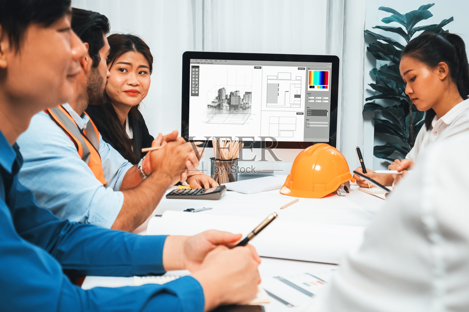 不同团队的土木工程师和客户为建筑师工作。谨慎的照片摄影图片