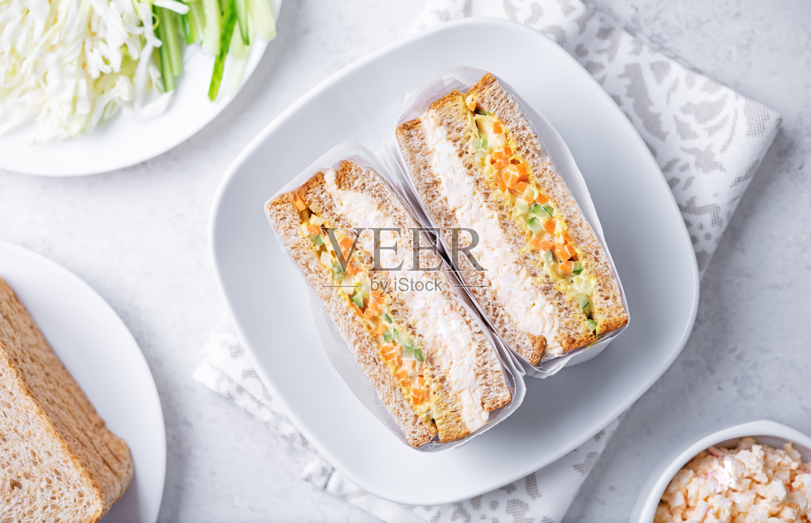 鸡蛋、螃蟹、沙拉、蔬菜、日式三明治照片摄影图片