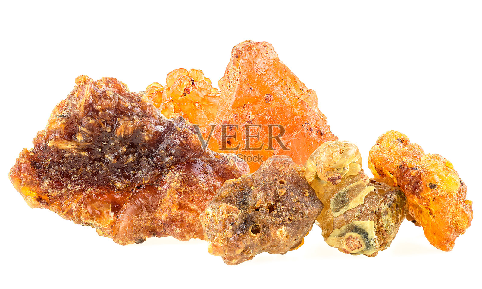 乳香树脂被隔离在白色背景上。天然乳香Olibanum。照片摄影图片