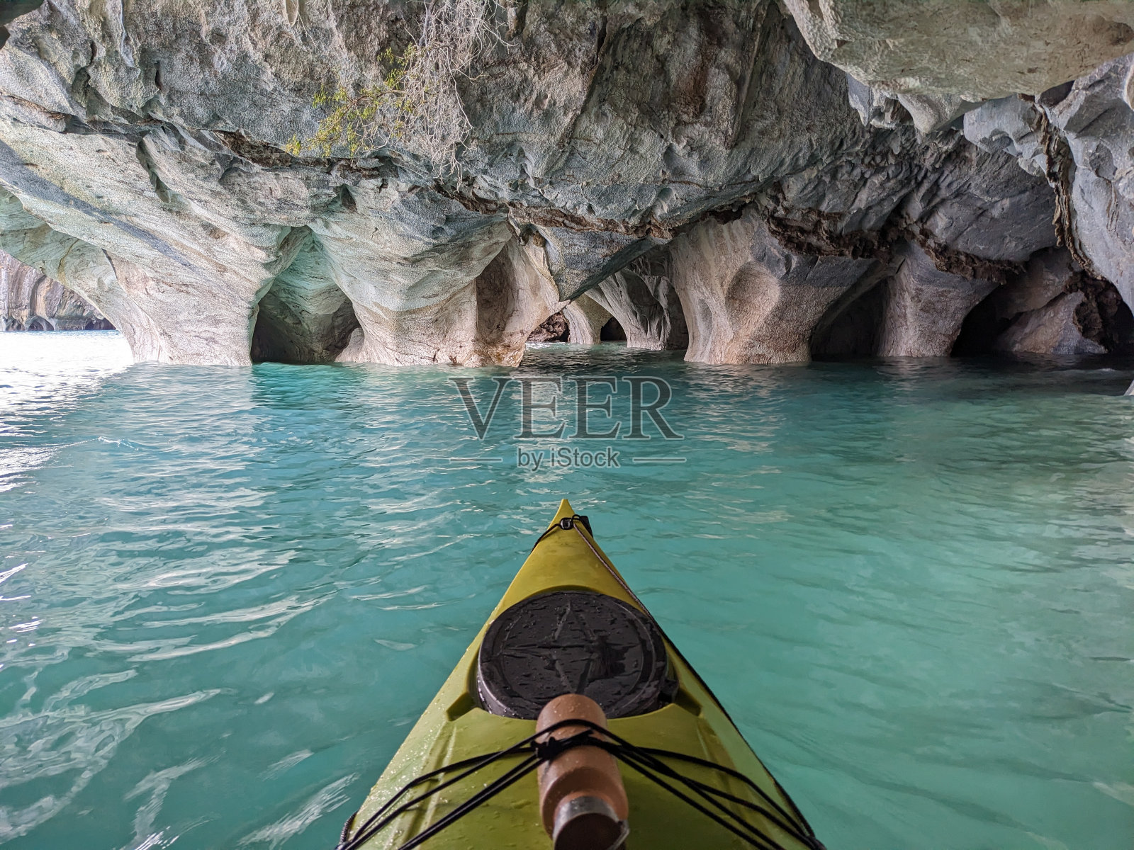 从大理石洞穴清澈的水-皮艇之旅-独自旅行-智利公路之旅照片摄影图片