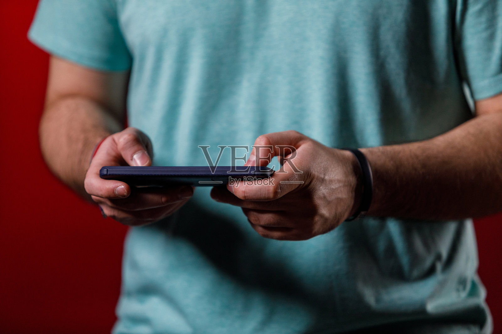 一名男子正在用智能手机玩电子游戏照片摄影图片