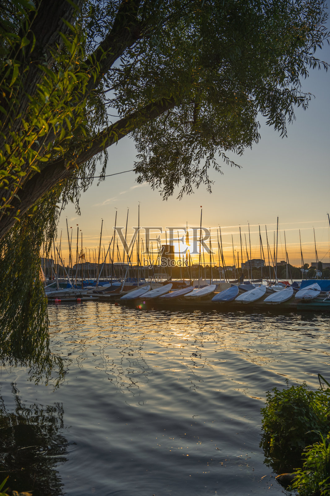 日落时的帆船照片摄影图片