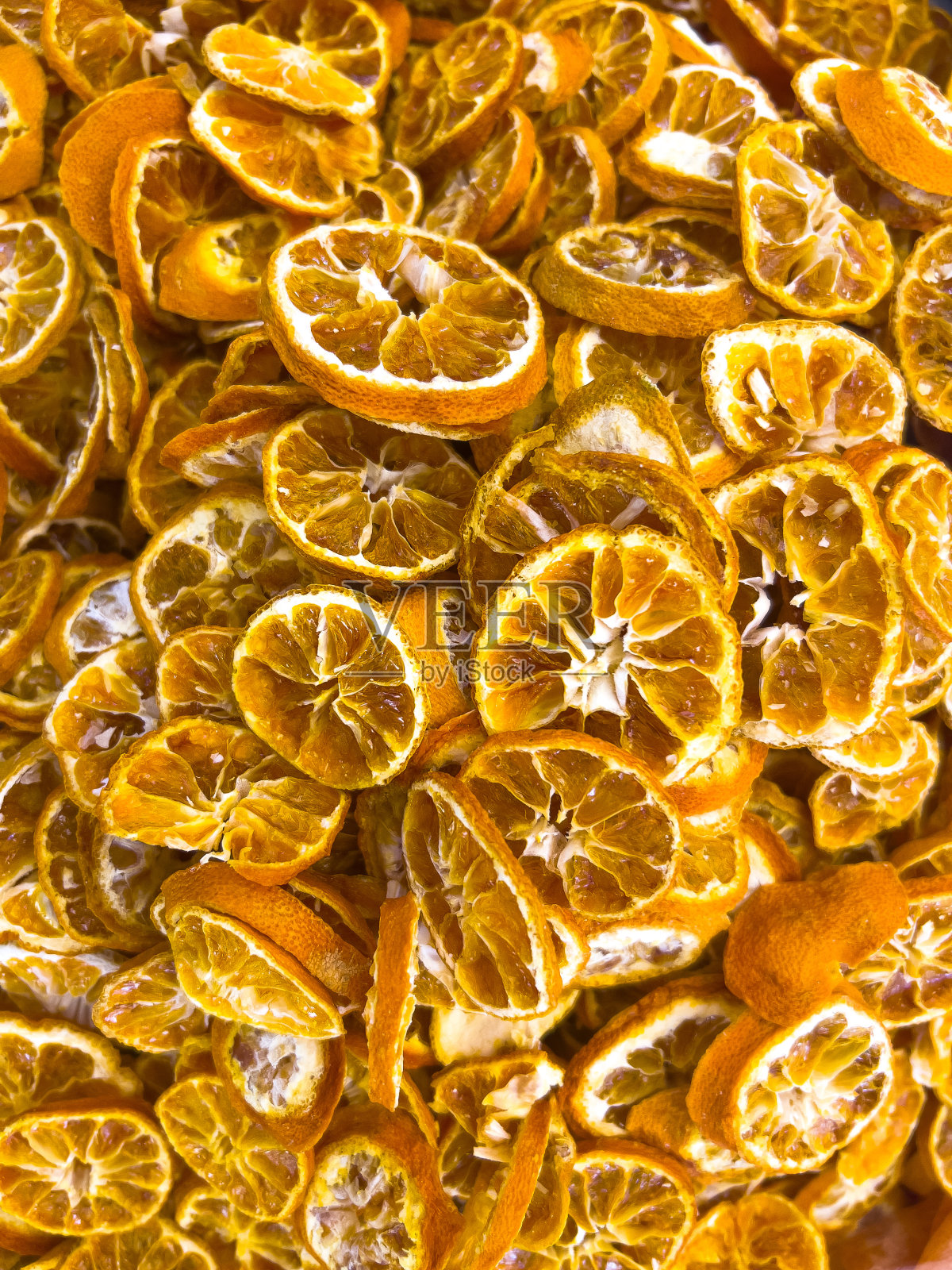 食品的背景;干橙片。照片摄影图片
