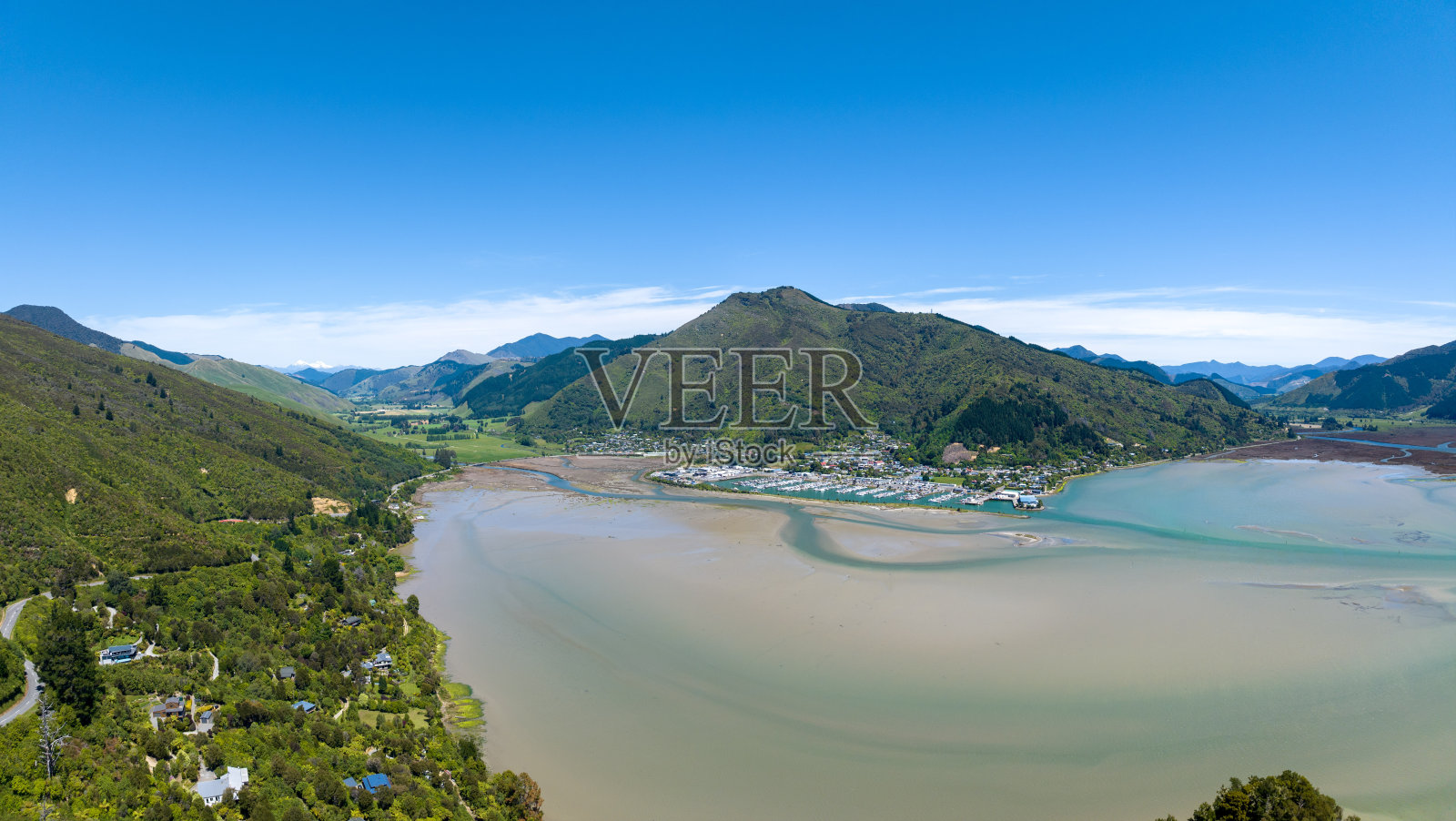 哈夫洛克市全景，前景为湖泊照片摄影图片