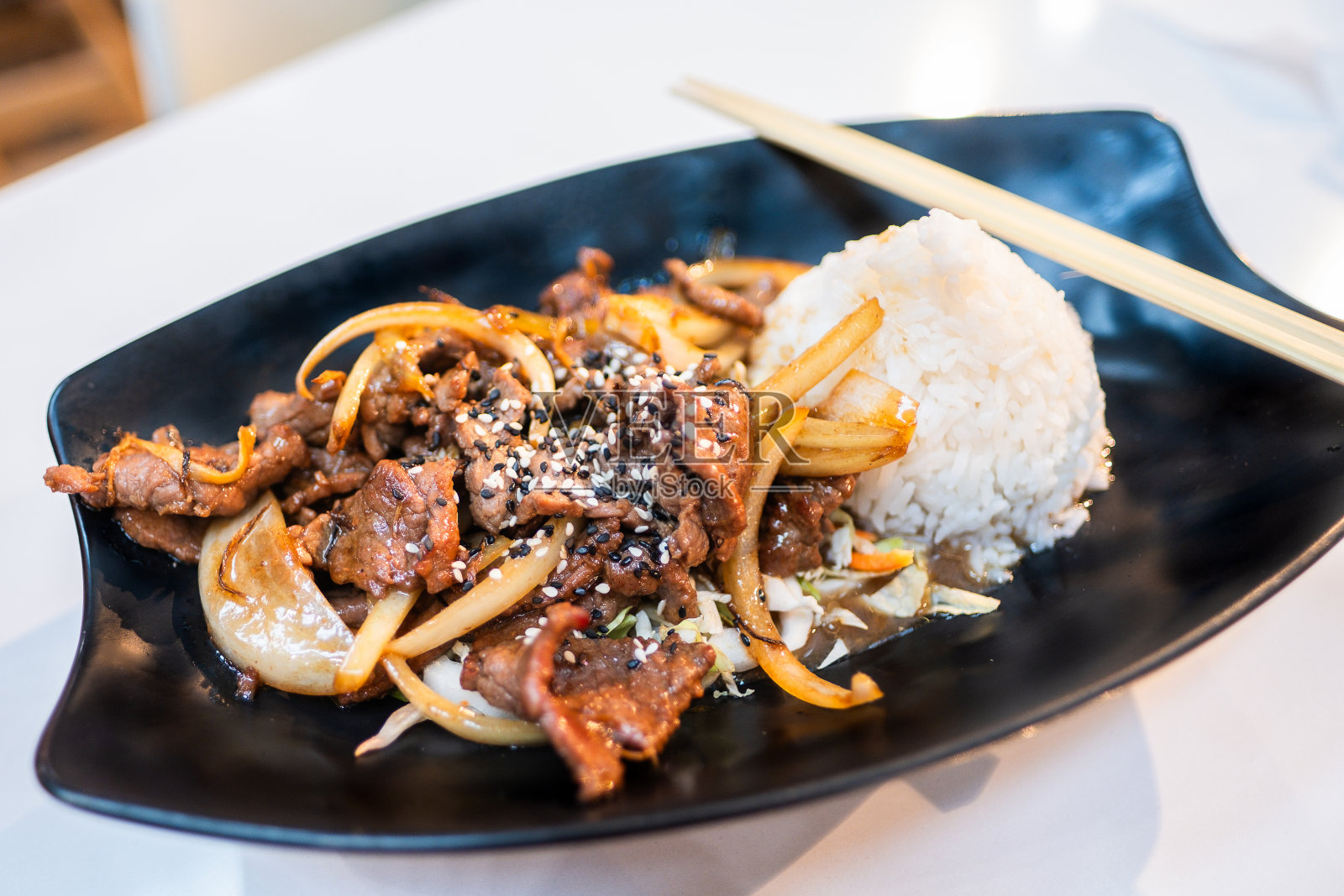 一碗亚洲食物，煮米饭，肉和蔬菜，俯视图照片摄影图片