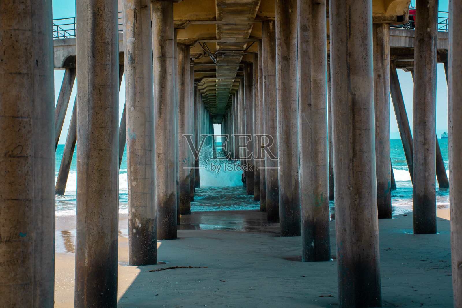桥墩下面照片摄影图片