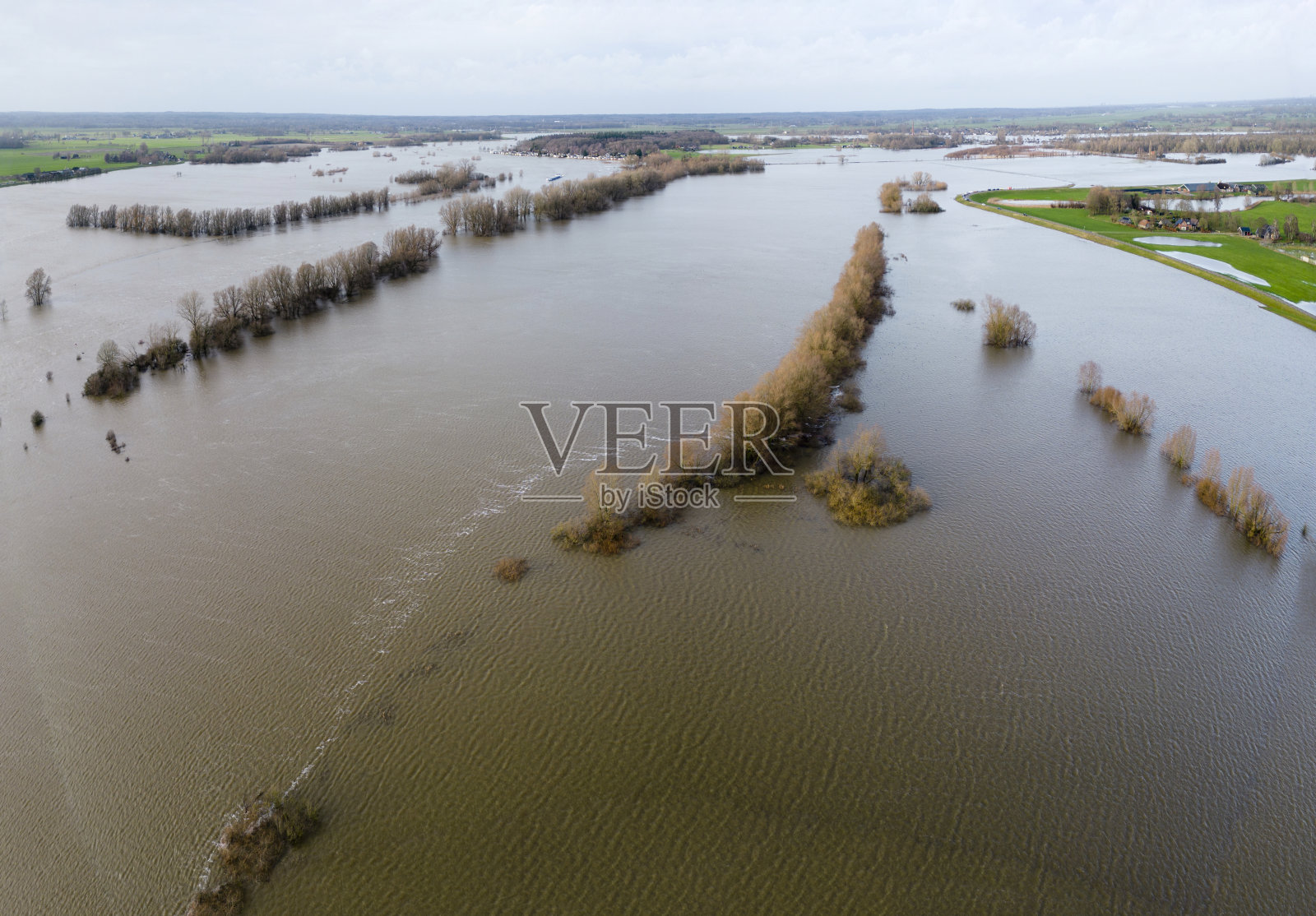 荷兰艾瑟尔河的高水位照片摄影图片