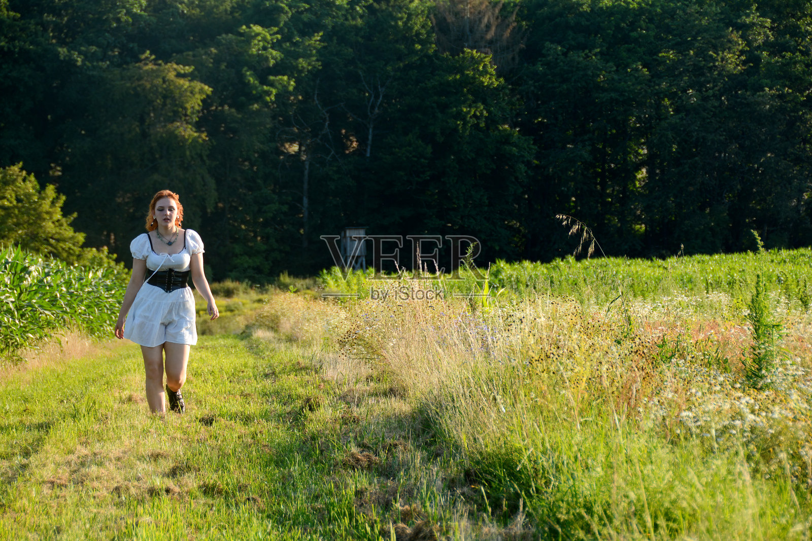 年轻女子在大自然中漫步照片摄影图片