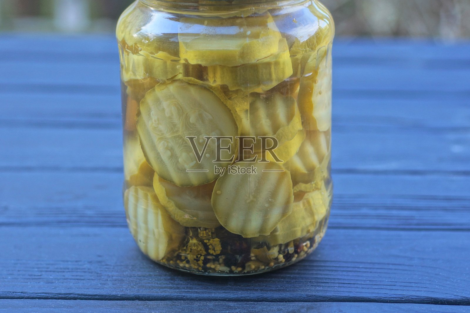 一个装有绿色西葫芦罐头的大玻璃瓶照片摄影图片