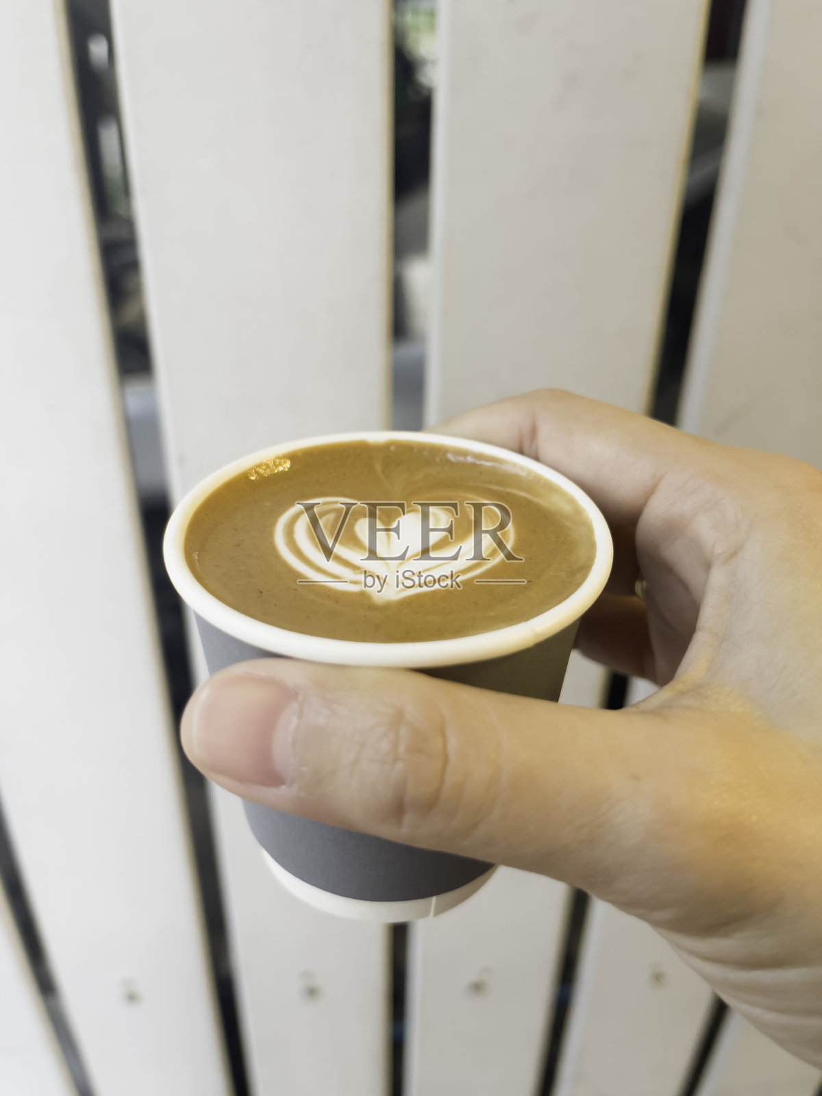 一杯热拉花咖啡照片摄影图片