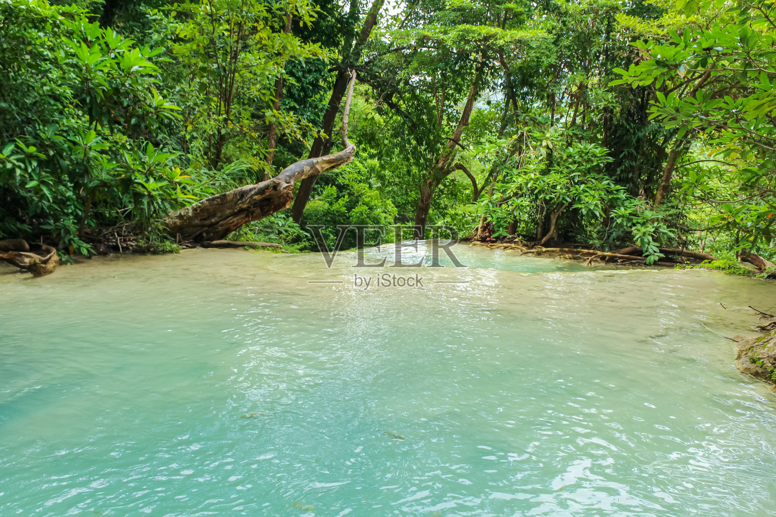 四面湾国家公园，泰国。四面瀑布是著名的旅游胜地照片摄影图片