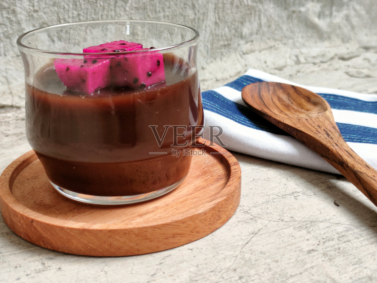 巧克力布丁配火龙果或火龙果。模糊的背景照片摄影图片