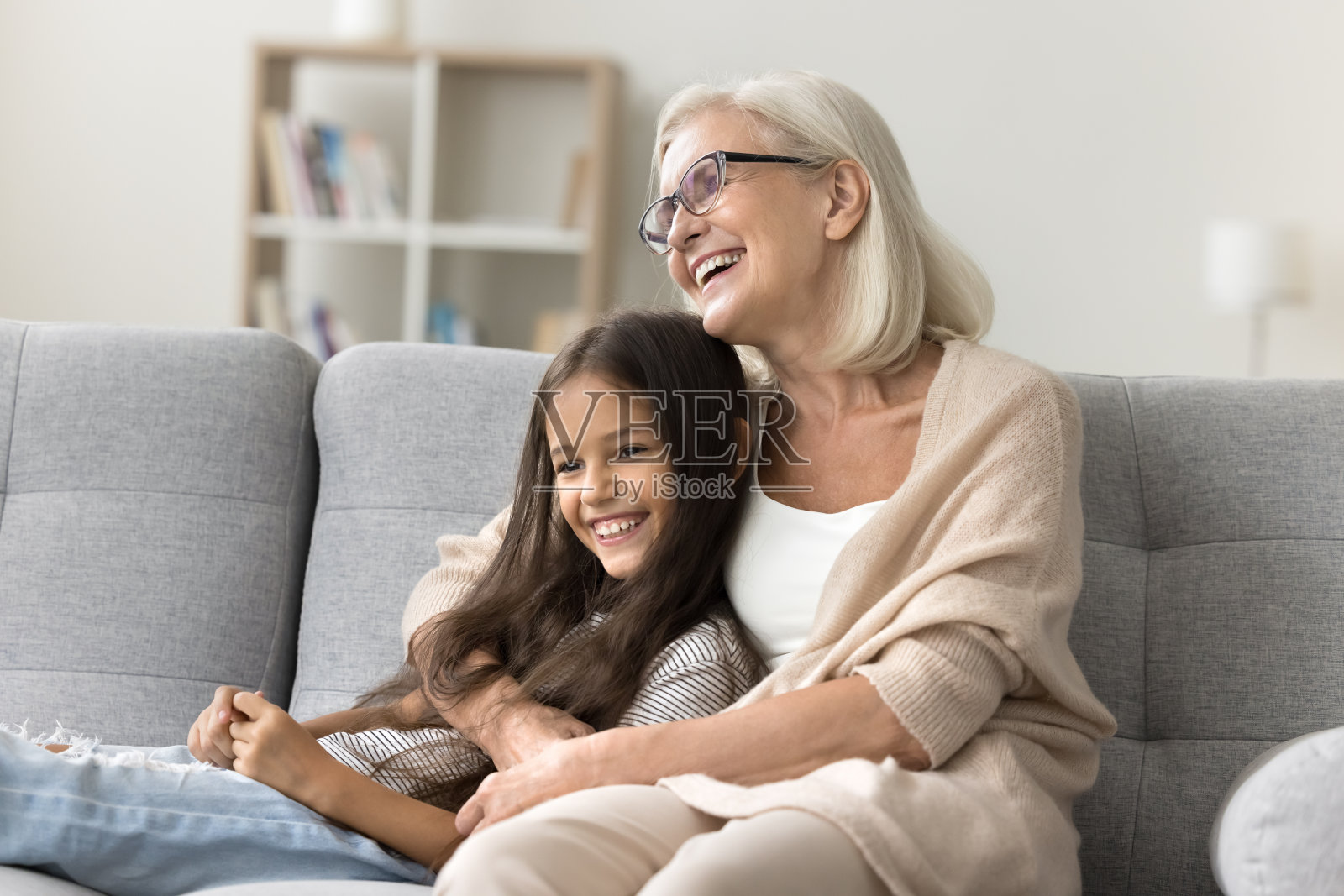 开朗的祖母和青春期前的小女孩一起笑照片摄影图片