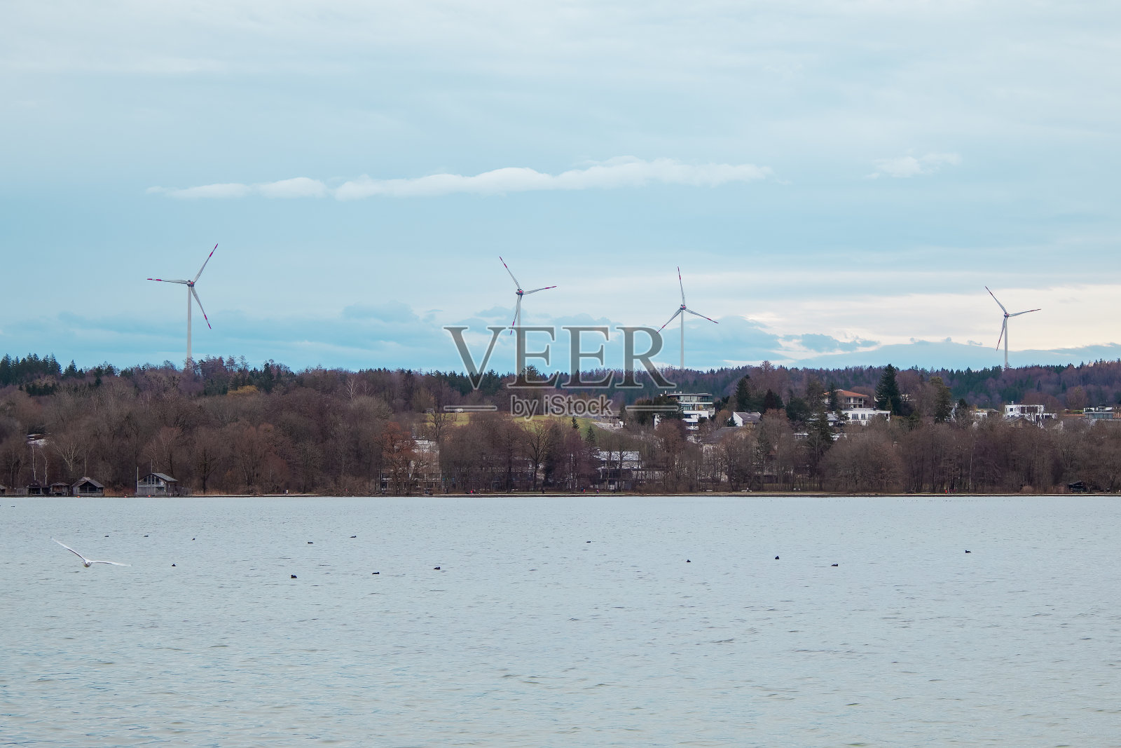 巴伐利亚的施塔恩贝格湖和阿尔卑斯山的景色。施塔恩贝格湖以阿尔卑斯山为背景照片摄影图片