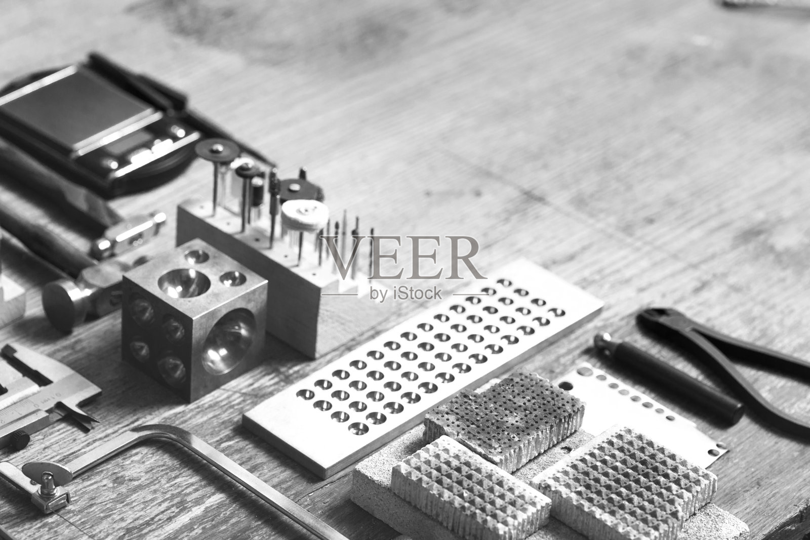 工具套首饰。金属背景的珠宝工作场所，文本的复制空间。前视图。照片摄影图片