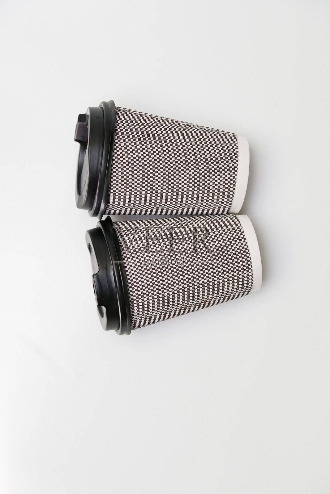 两个一次性纸质咖啡杯，透明背景。垂直图照片摄影图片