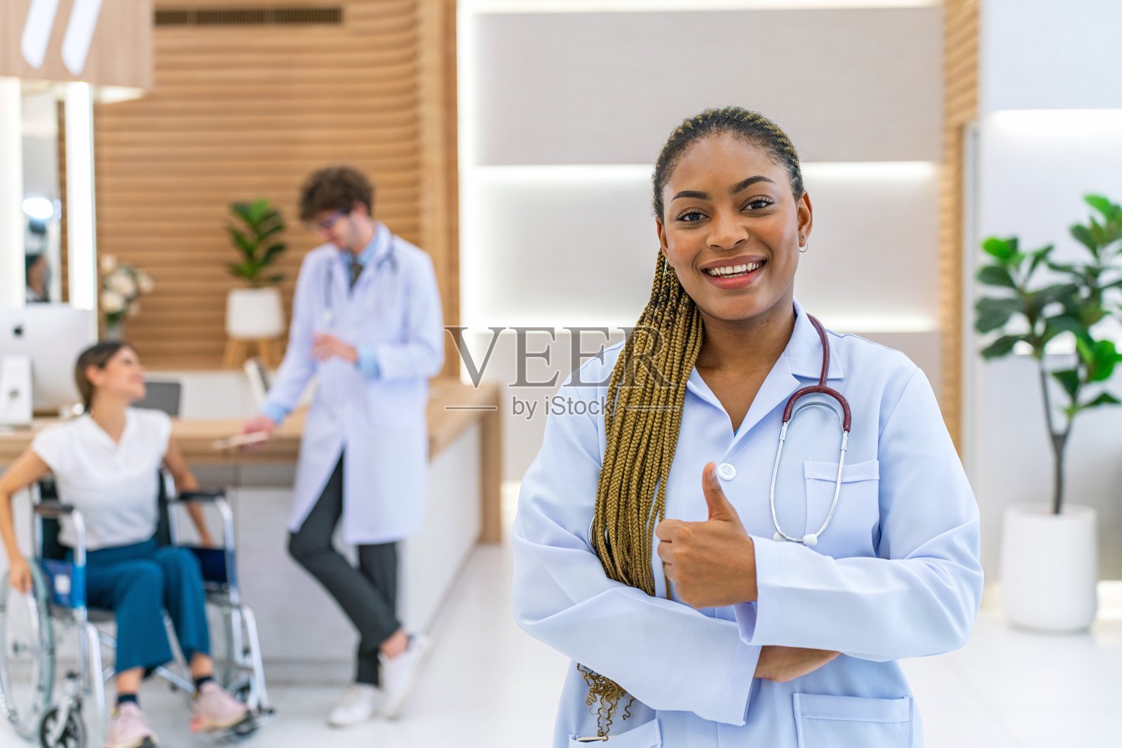 积极的肯定:黑人女医生竖起大拇指，象征着自信和认可照片摄影图片