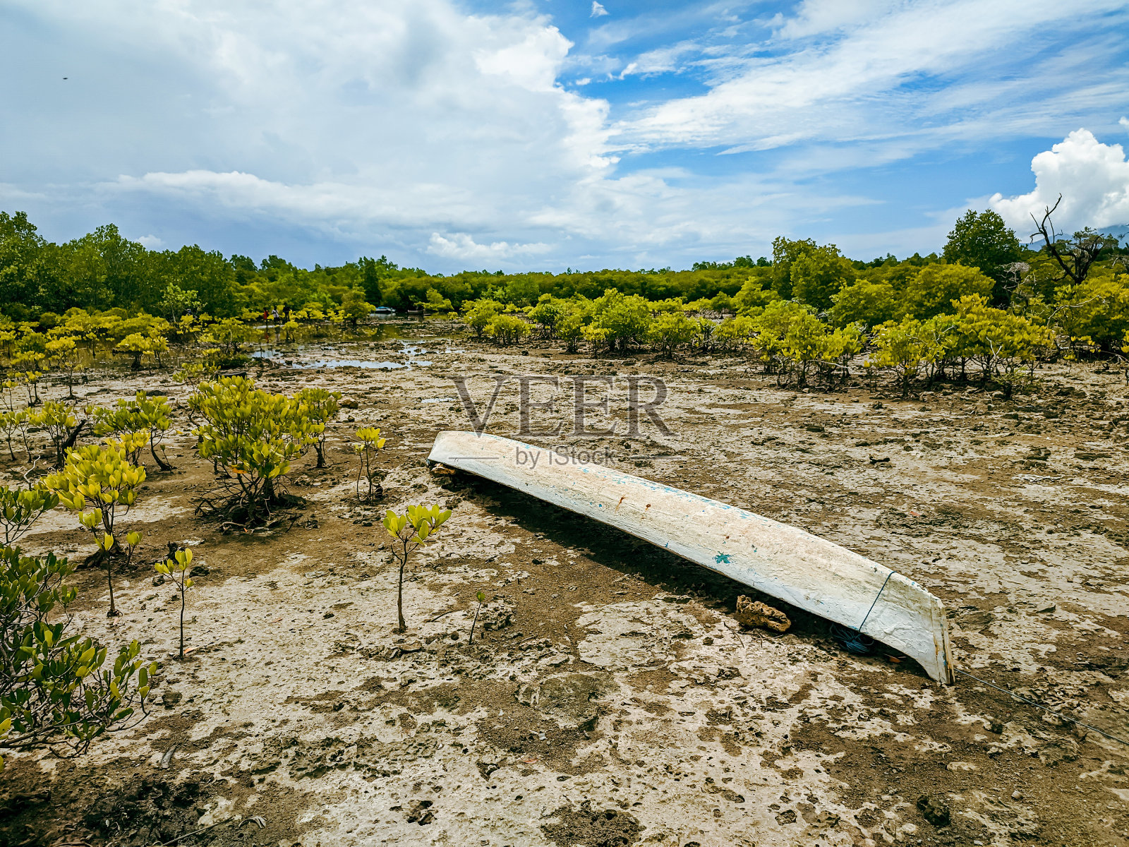 海滩上的独木舟，渔民捕鱼用的独木舟照片摄影图片