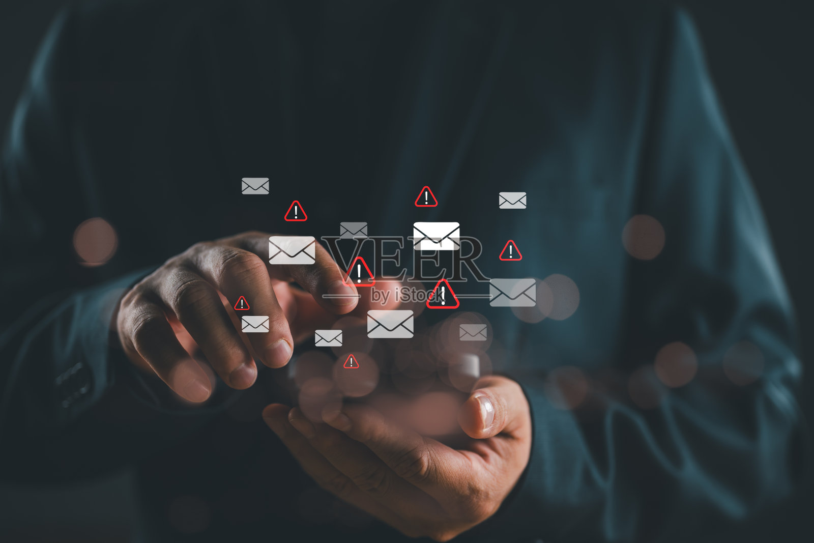 垃圾邮件病毒电脑监控网络安全概念，商人用智能手机阅读电子邮件。垃圾邮件，垃圾邮件，网络钓鱼电子邮件，垃圾邮件弹出警告。网络安全，网络犯罪。照片摄影图片