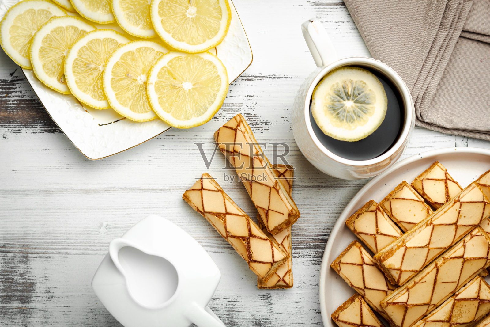 Sfogliatine，一种白色背景的意大利酥皮糕点照片摄影图片