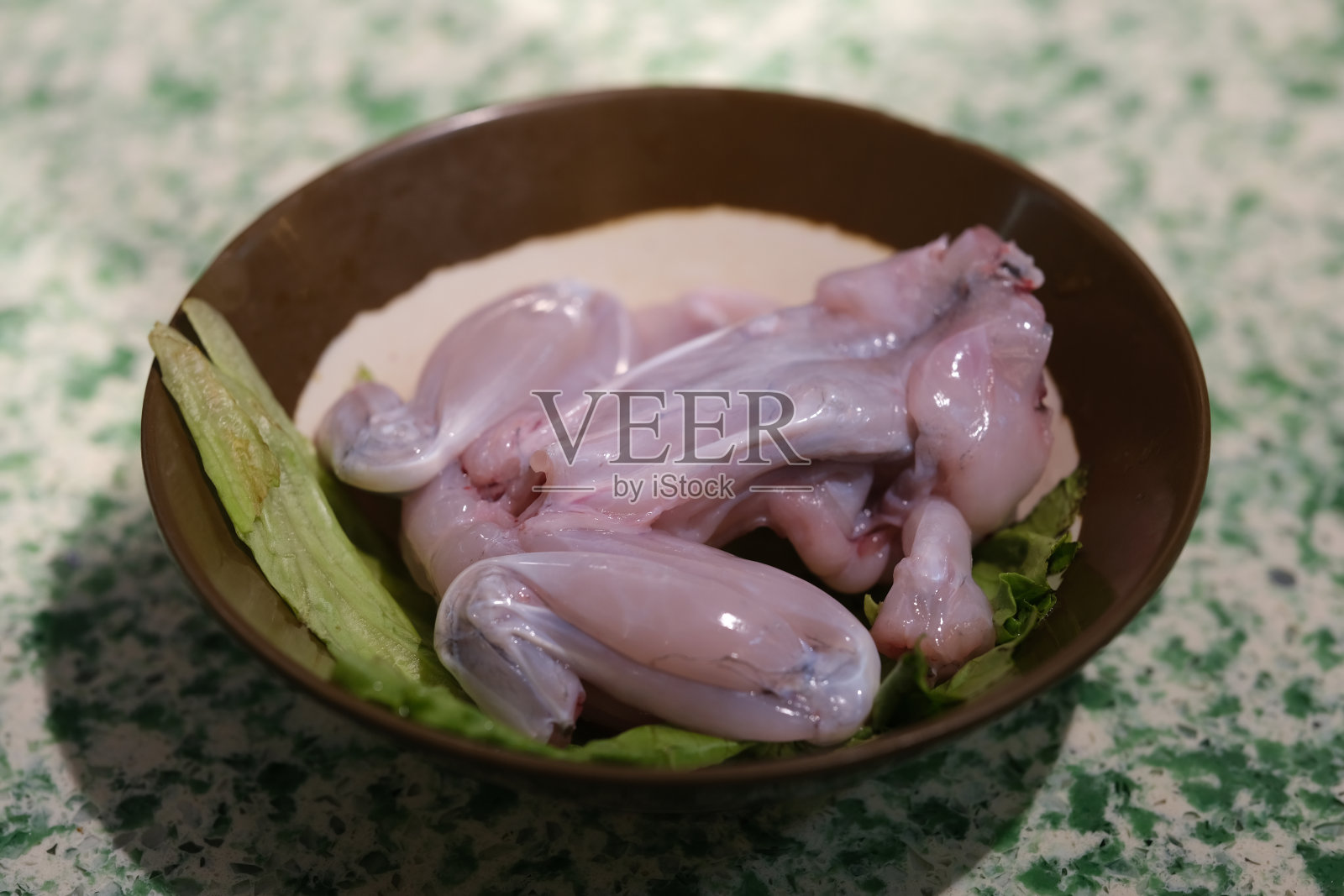生牛蛙肉。食物成分照片摄影图片