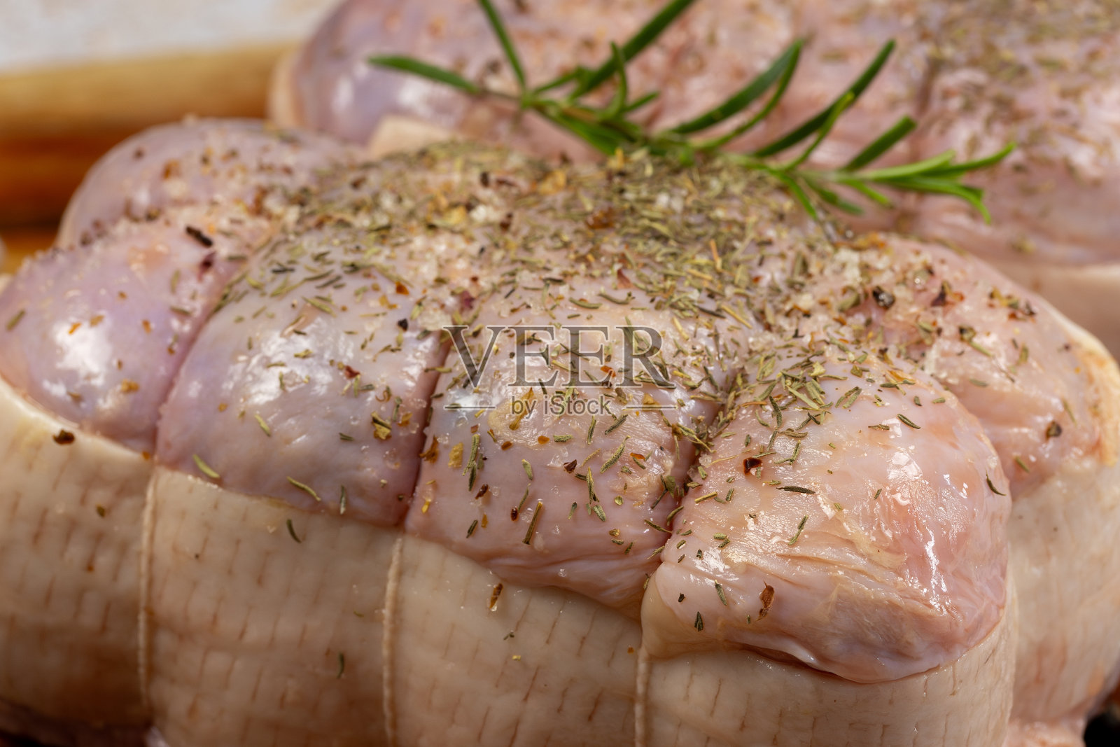 生烤火鸡，特写，放在盘子里照片摄影图片