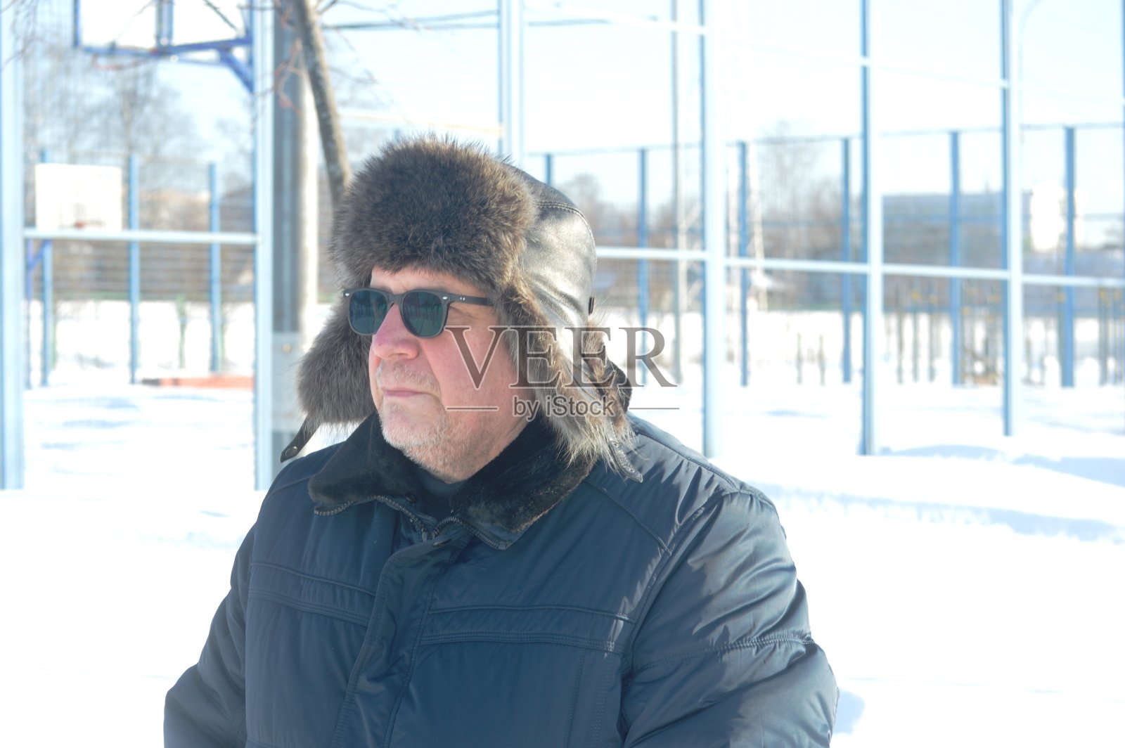 穿冬衣的男人照片摄影图片