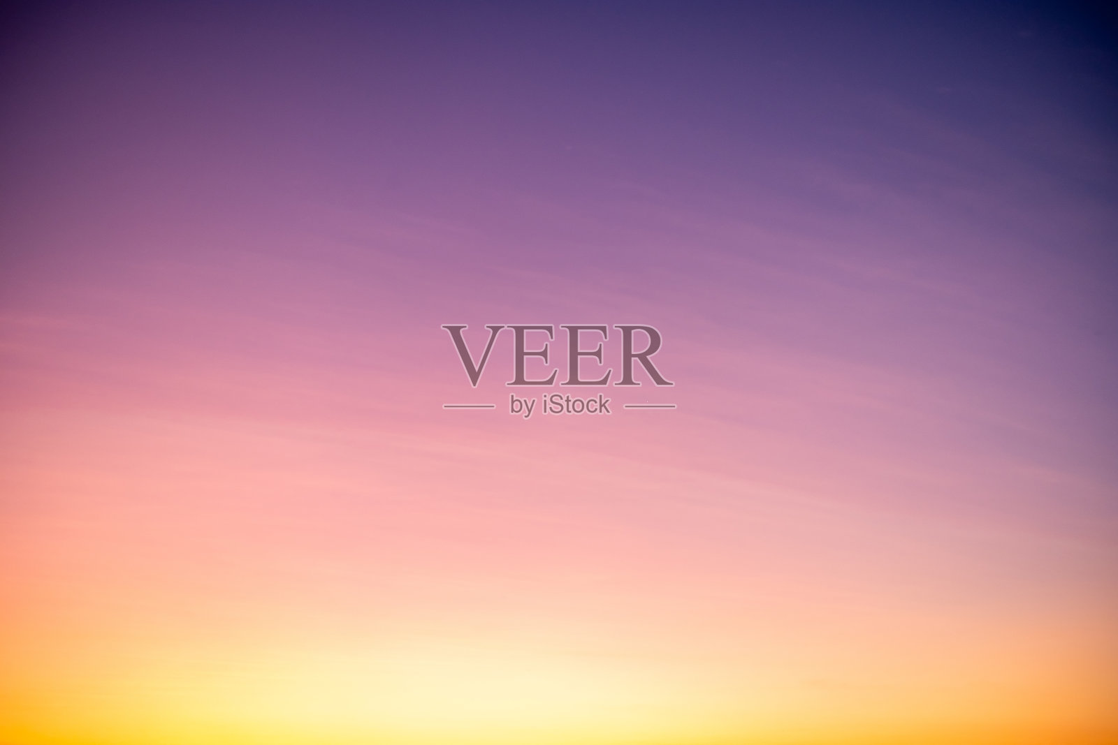 美丽、奢华、柔和渐变的橙金云和阳光在蓝天上完美的背景，拍摄于傍晚、暮光、大尺寸、高清晰度的风景照片照片摄影图片